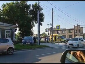 Одного выбросило на тротуар работает реанимация ДТП в Благовещенске на Театральной  Конной