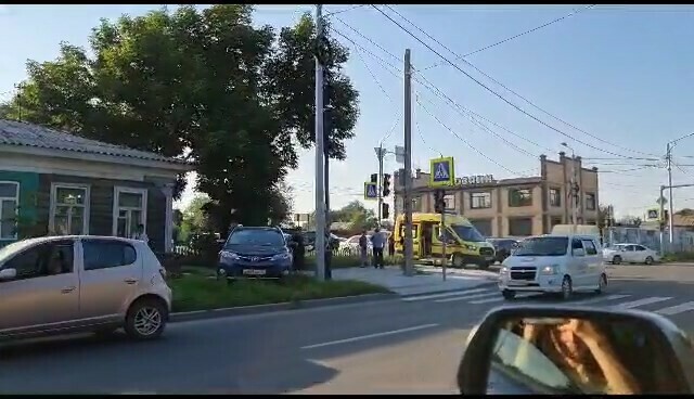 Одного выбросило на тротуар работает реанимация ДТП в Благовещенске на Театральной  Конной