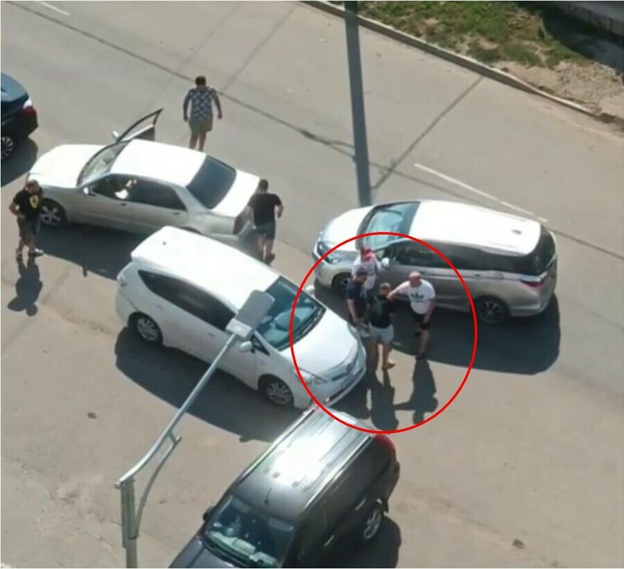 Соцсети Побили в машину затолкали Житель микрорайона Тепличный в Благовещенске стал свидетелем похищения человека
