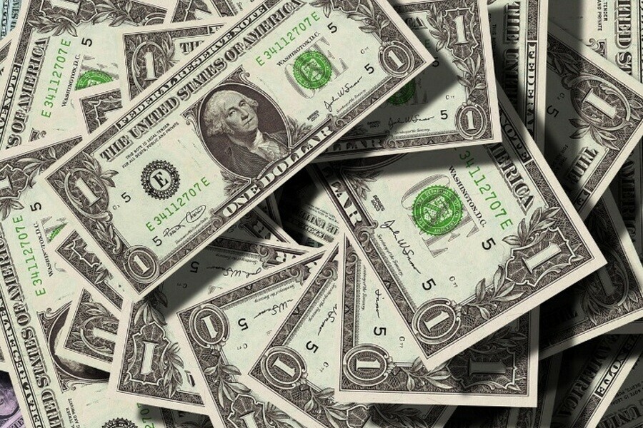 Доллар поднялся выше 97 рублей впервые с 25 марта 2022 года