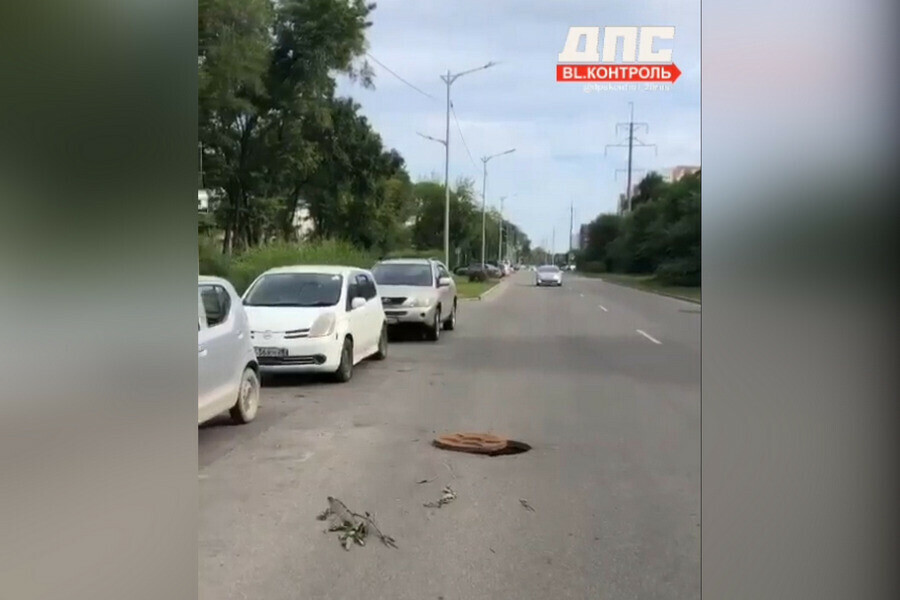 Благовещенцев предупреждают об открытом люке прямо на дороге