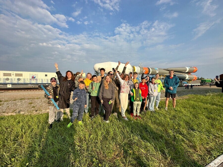 Туристы из Москвы приехали посмотреть на ракету которую готовят к старту с космодрома Восточный