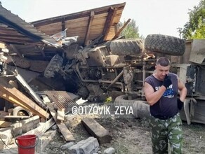 В Зее грузовик протаранил несколько гаражей и повредил припаркованную иномарку 