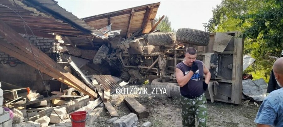 В Зее грузовик протаранил несколько гаражей и повредил припаркованную иномарку 