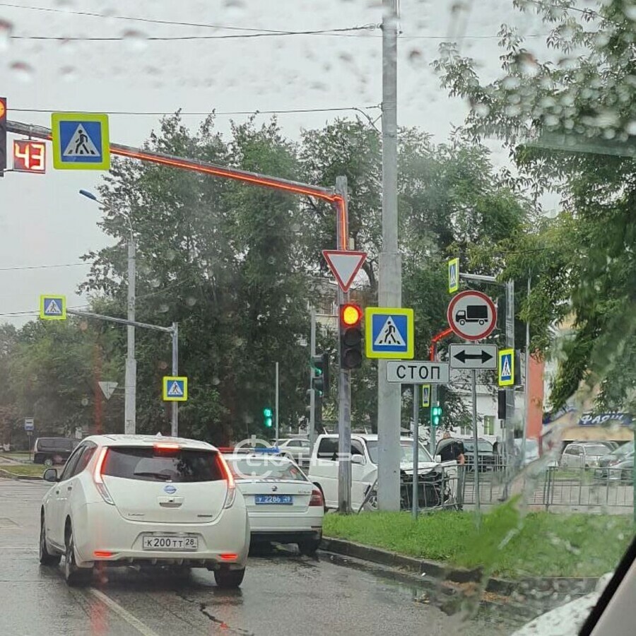 ДТП в центре Благовещенска автомобиль вылетел на тротуар 