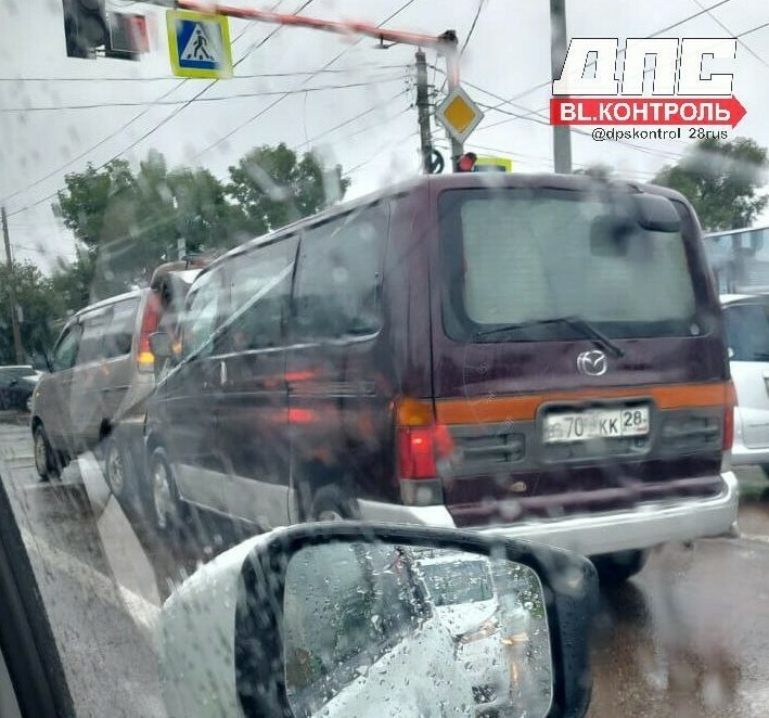 В Благовещенске на загруженном перекрестке авария Водителей просят искать объездные маршруты