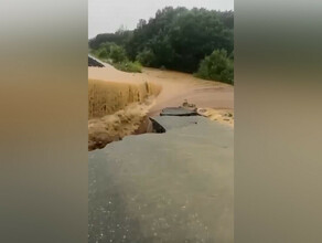 В Приморье сильнейшие ливни разрушены дороги Вводятся режимы ЧС видео