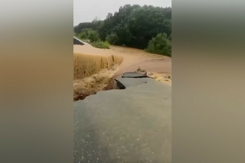 В Приморье сильнейшие ливни разрушены дороги Вводятся режимы ЧС видео
