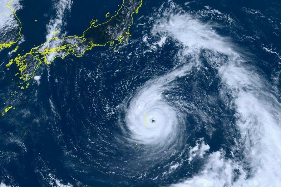 Новый тайфун LAN угрожает югу Дальнего Востока три модели траектории движения 