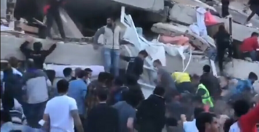 Мощное землетрясение произошло в Турции Погибли 24 человека разрушены здания видео