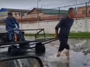 Заключенного в Приморье впрягли в телегу чтобы сотрудник УФСИН не замочил ноги видео