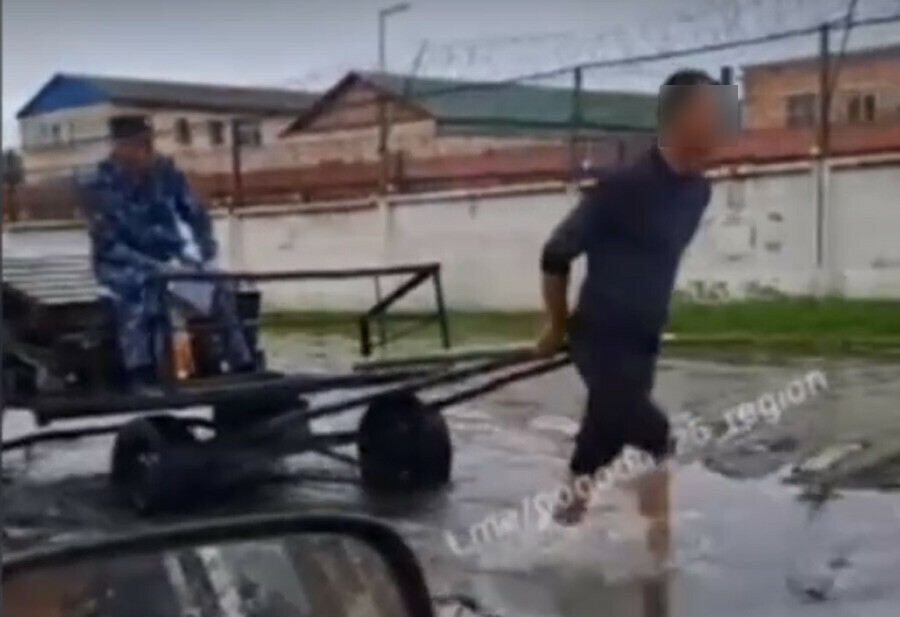 Заключенного в Приморье впрягли в телегу чтобы сотрудник УФСИН не замочил ноги видео