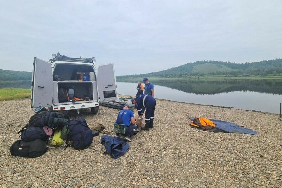 Амурские водолазы обнаружили тело рыбака поиски которого продолжались больше недели фото
