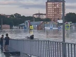 Пираты Уссурийского моря Жители тонущего Приморья устроили драку по шею в воде видео