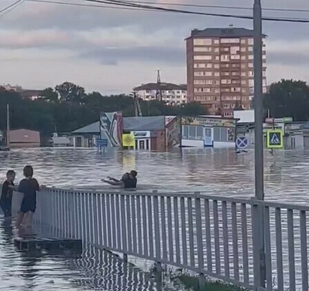 Пираты Уссурийского моря Жители тонущего Приморья устроили драку по шею в воде видео