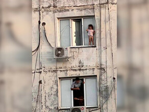 До трагедии оставался шаг маленькая девочка вылезла из окна на 9м этаже