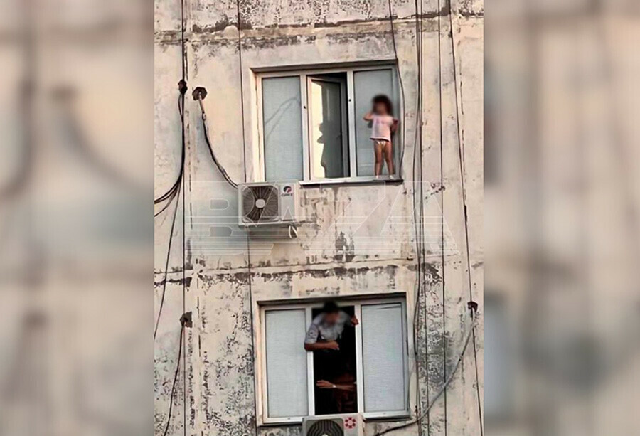 До трагедии оставался шаг маленькая девочка вылезла из окна на 9м этаже