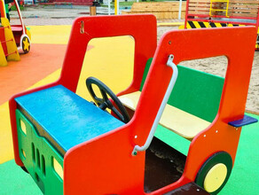 Изуродована детская инклюзивная площадка в городском парке Благовещенска