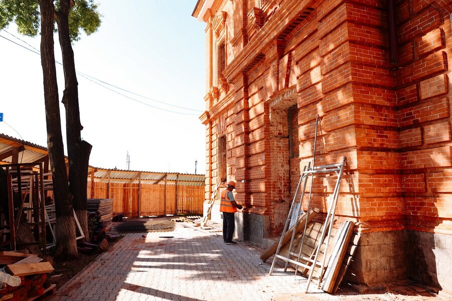 На набережной Благовещенска продолжают восстанавливать исторический облик бывшего здания таможни