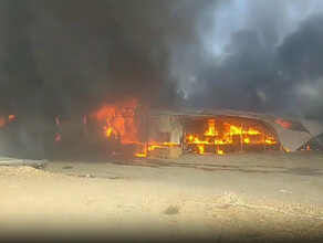 В Приамурье тушат сильный пожар на деревообрабатывающем предприятии видео