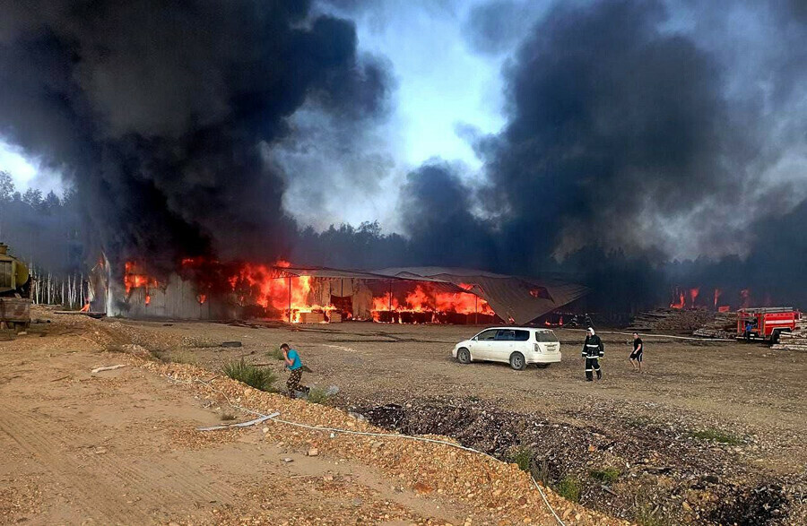 Локализован сильный пожар на деревообрабатывающем предприятии Приамурья