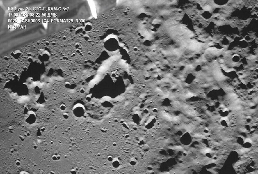 Первый снимок лунной поверхности с кратером Зееман прислала на Землю Луна25