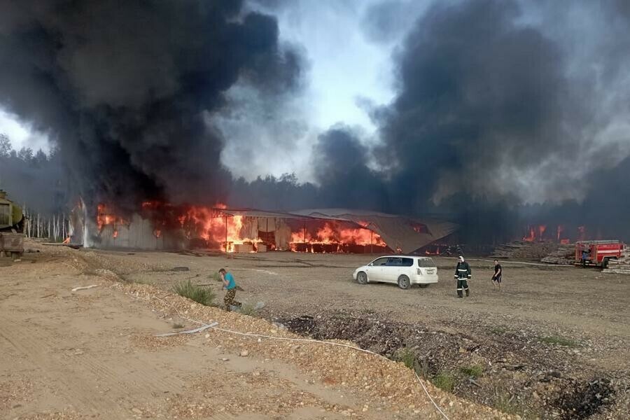 Тушили всю ночь на севере области ликвидируют серьезный пожар на предприятии фото видео 