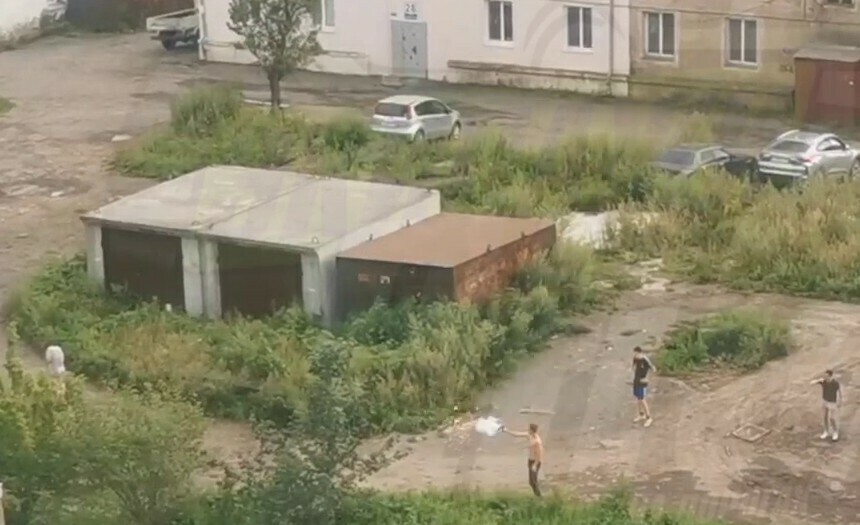 Во Владивостоке мужчины устроили дуэль за гаражами Но времена и нравы оказались уже не те