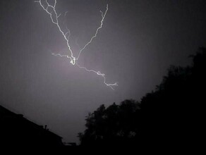 Высота кучеводождевого облака над Благовещенском достигла 14 километров ночью горожан разбудила мощная гроза фото видео