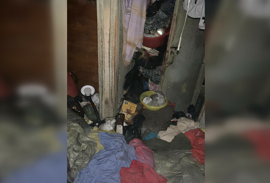 В Белогорске вскрыли дверь зловонной квартиры и обнаружили жилье женщиныПлюшкина  