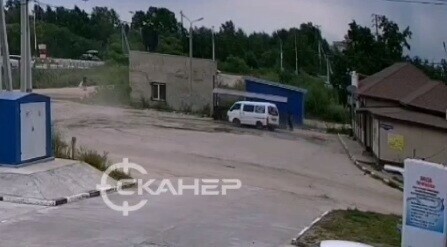 В Благовещенске водитель сделал несколько кругов на местности а потом врезался в препятствие