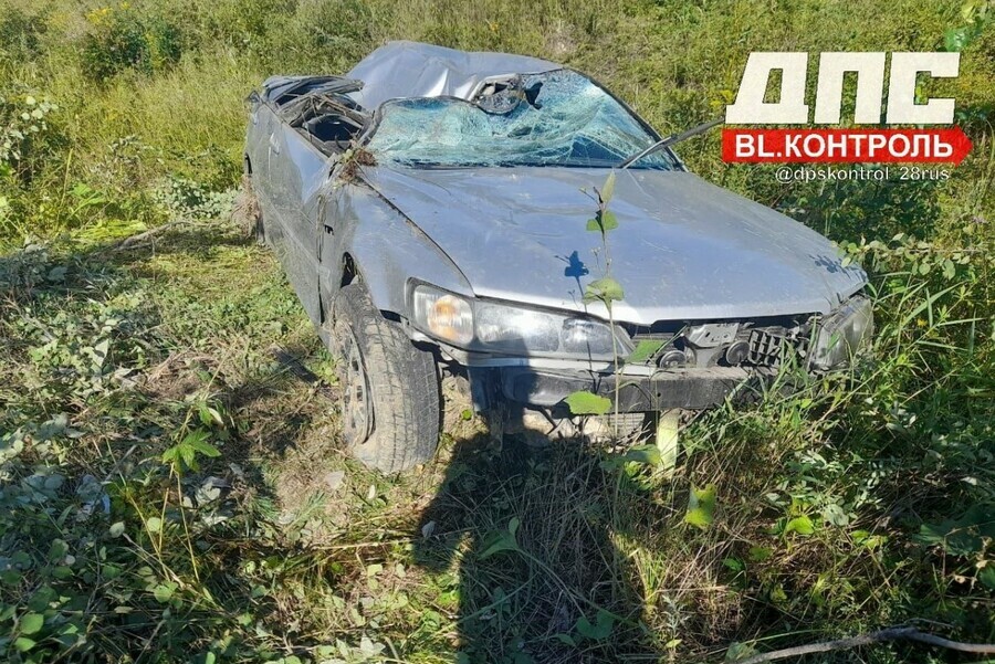 В районе Райчихинска на огромной скорости разбился автомобиль 