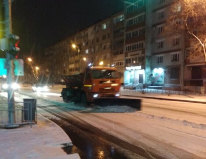 Благовещенск очищают от снега днем и ночью