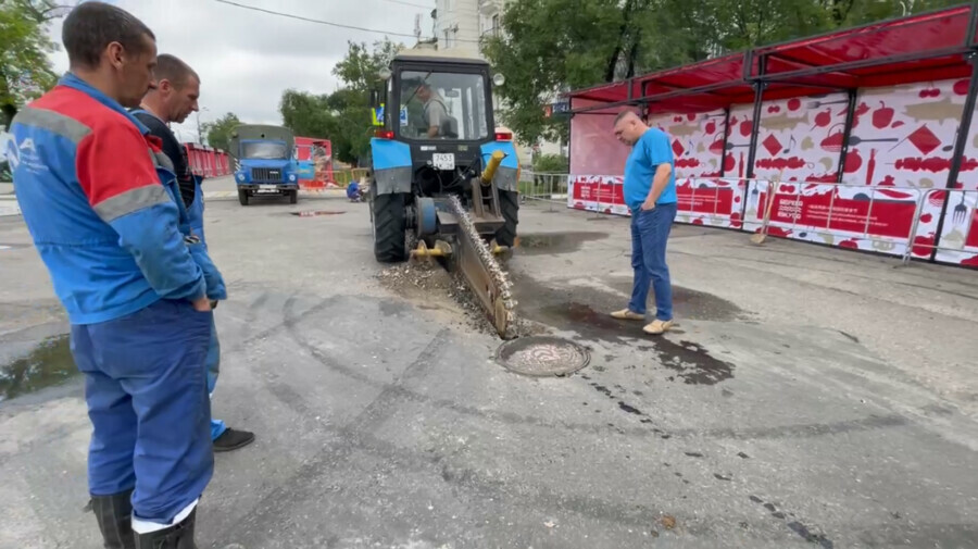 На набережной Благовещенска пилят асфальт ради гастрофестиваля видео