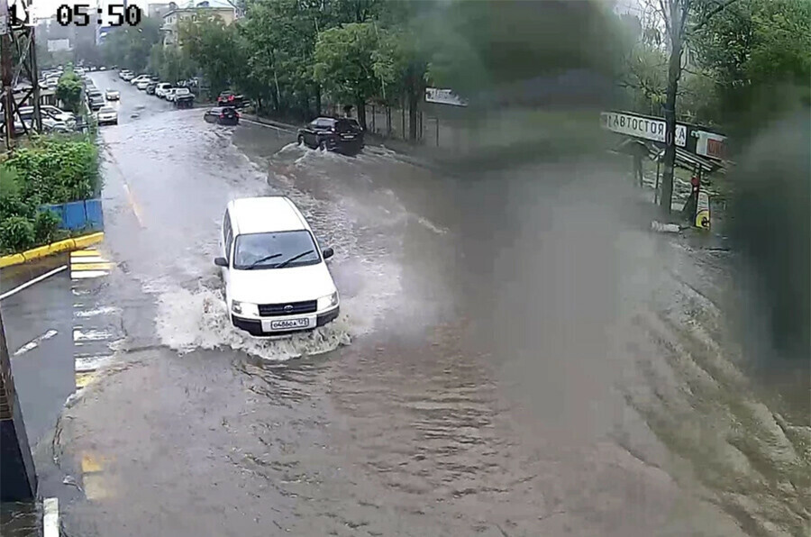 Сильнейшие ливни вновь заливают Приморье Во Владивостоке остановили трамваи вода заходит в помещения видео 