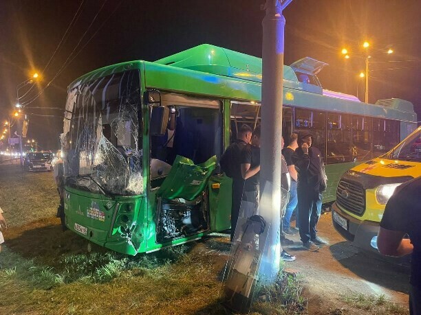 В ЮжноСахалинске в результате ДТП женщину выбросило из окна автобуса он же наехал на нее 