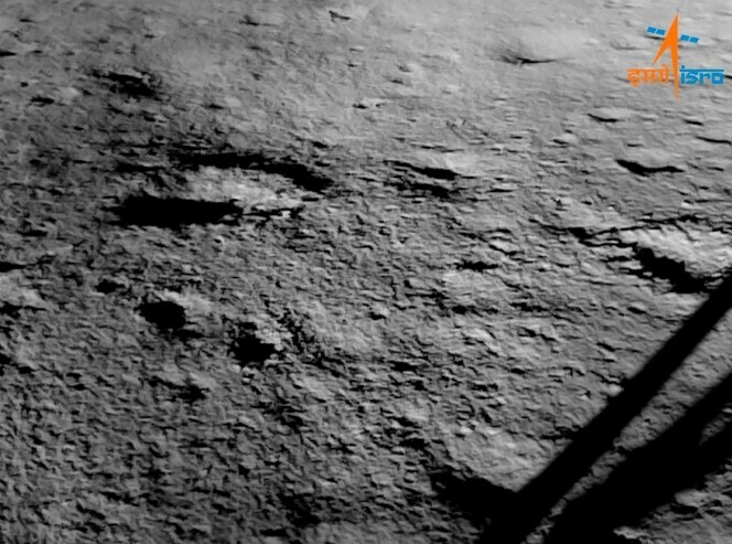 Ученые шокированы неожиданным явлением на южном полюсе Луны Данные передал индийский луноход  