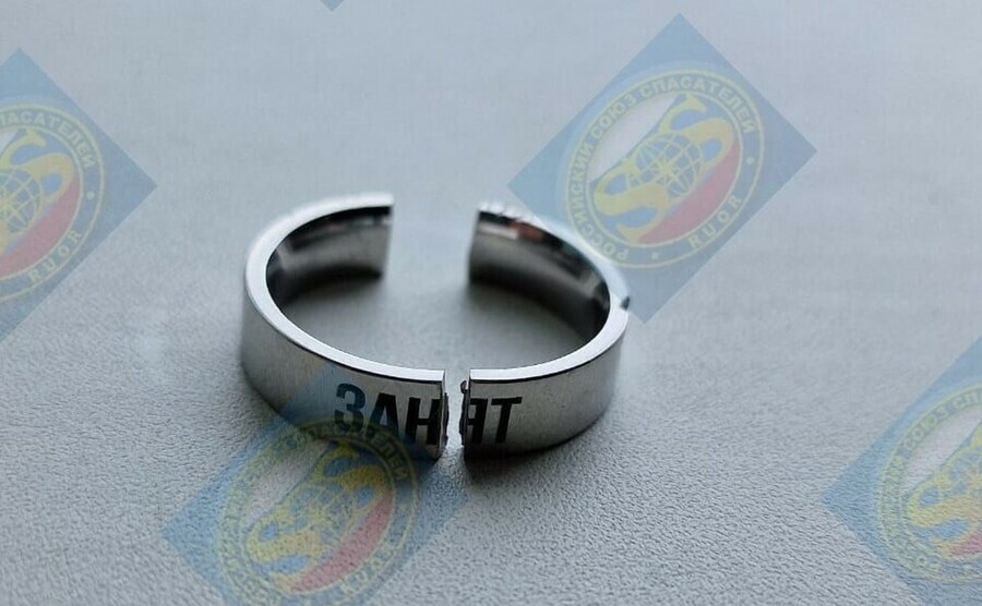 Спасатели освободили сахалинца от кольца с символичной надписью