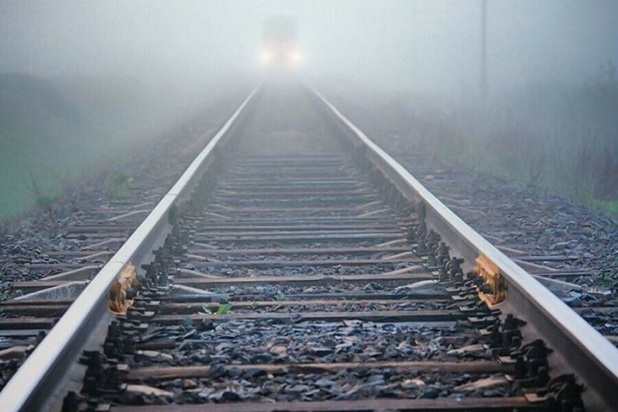 Неизвестный мужчина попал под поезд в Свободном и погиб