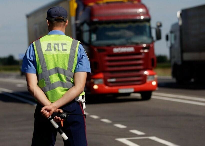 В Якутии водитель из Амурской области ударил сотрудника ГИБДД после отказа брать взятку