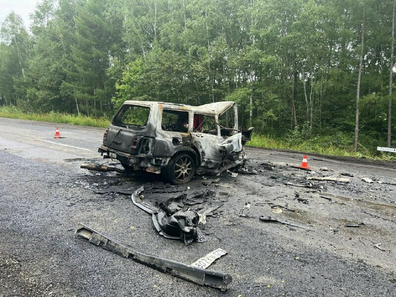 Три человека сгорели в автомобиле Subaru на дальневосточной дороге фото 