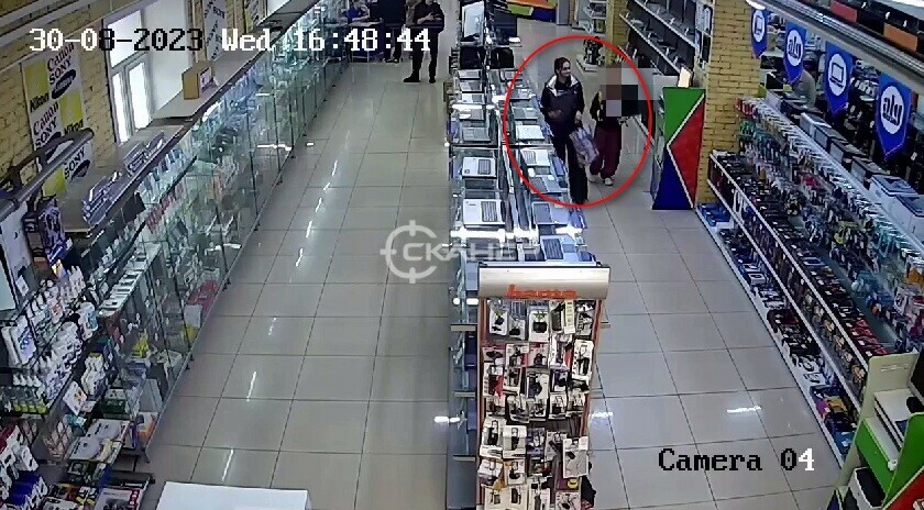 Положила в пакет и пошла дерзкая кража ноутбука в Благовещенске попала на камеры видео 