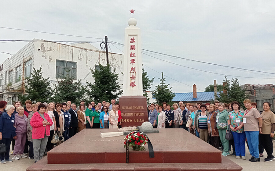 Хранящие память в Китае ветераны Амурской области возложили цветы к памятникам советских воинов