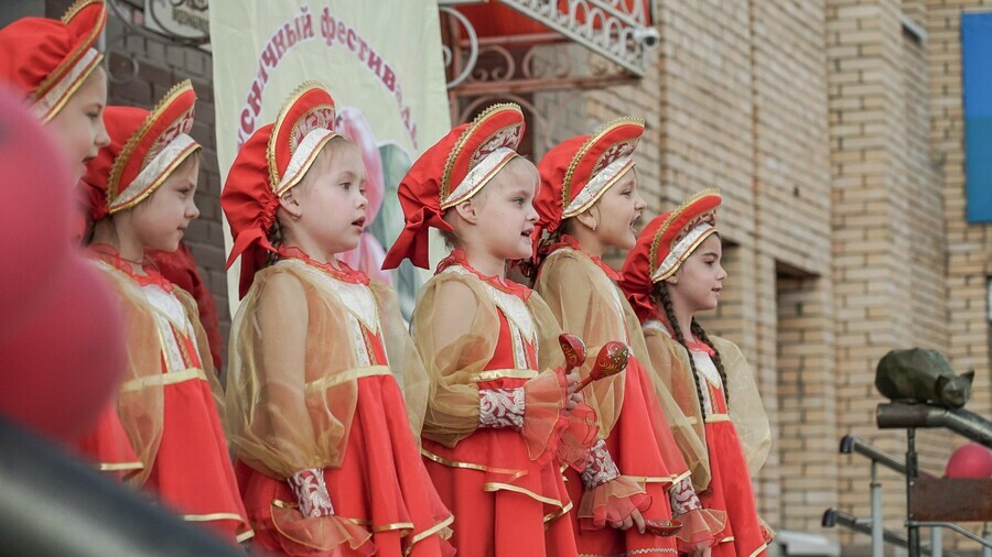 Побили рекорд В честь 48летия Тынды испекли 12метровый ягодный пирог