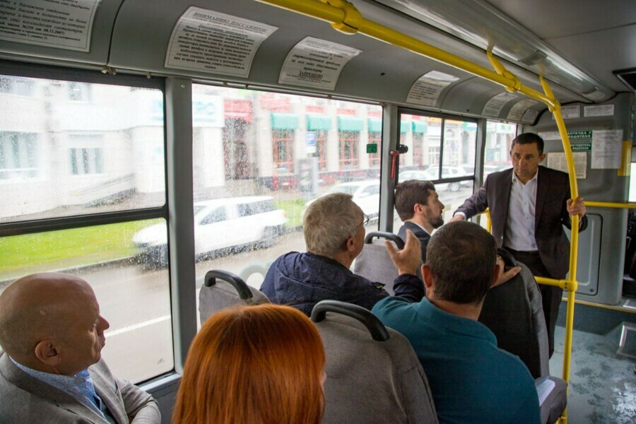 Мэр Благовещенска проехал в автобусе и оценил проведенную транспортную реформу