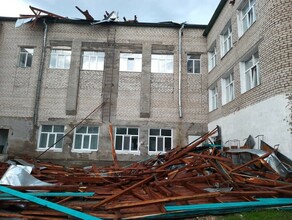 В Новокиевском Увале прошел ураган Со школы унесло крышу повалило деревья