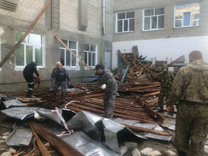 Пилят деревья и наводят порядок в Новокиевском Увале пострадавшем от урагана фото