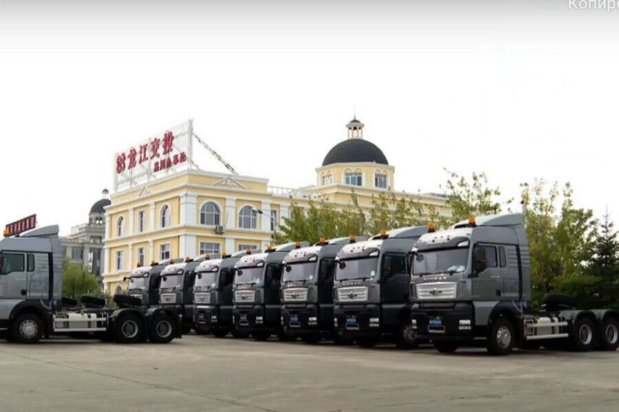 Китайским компаниям нравится перегонять технику по мосту через Амур в Россию видео