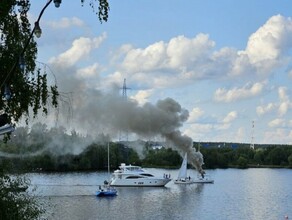 Подумали что начался салют Свадебная яхта загорелась после столкновения с ЛЭП