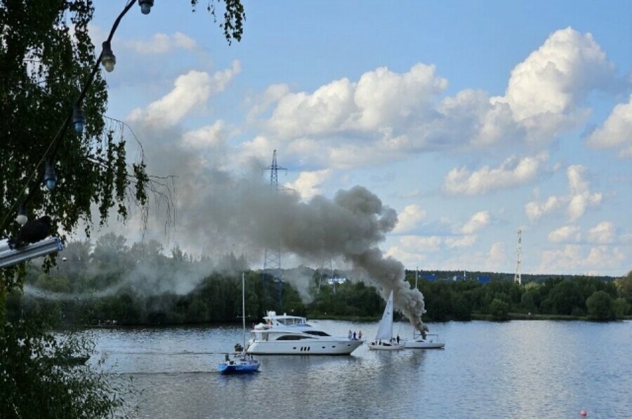 Подумали что начался салют Свадебная яхта загорелась после столкновения с ЛЭП